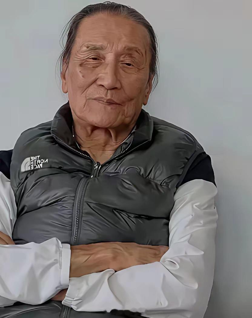 据说这是谢贤最后的照片，其实很多人不知道，他晚年在赤柱那套海景房里，过的是什么日