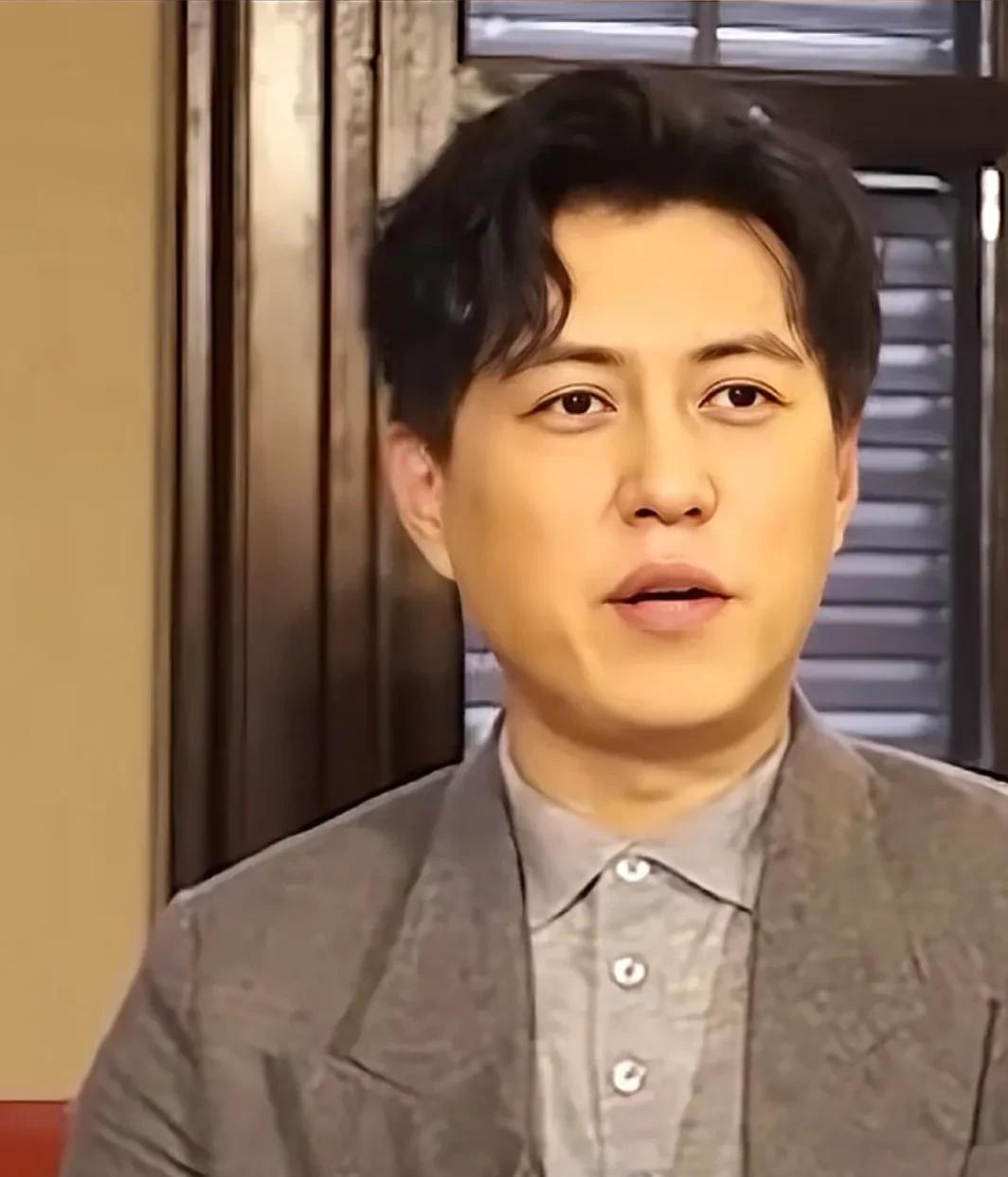 演员靳东说：“我自从担任了煤矿文工团的团长后，工作越来越繁忙，记得有次因为工作上