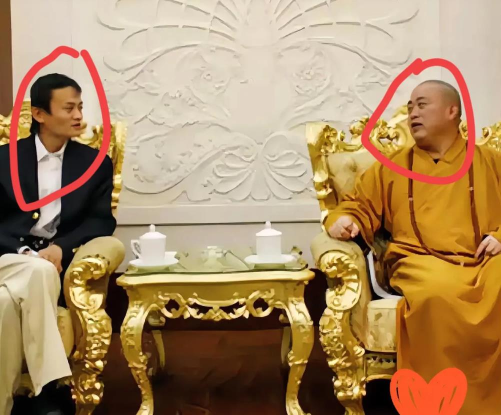 如今再看释永信和马云的那张合影，总觉得味道有些不对。当年马云问他几点起床，听到“