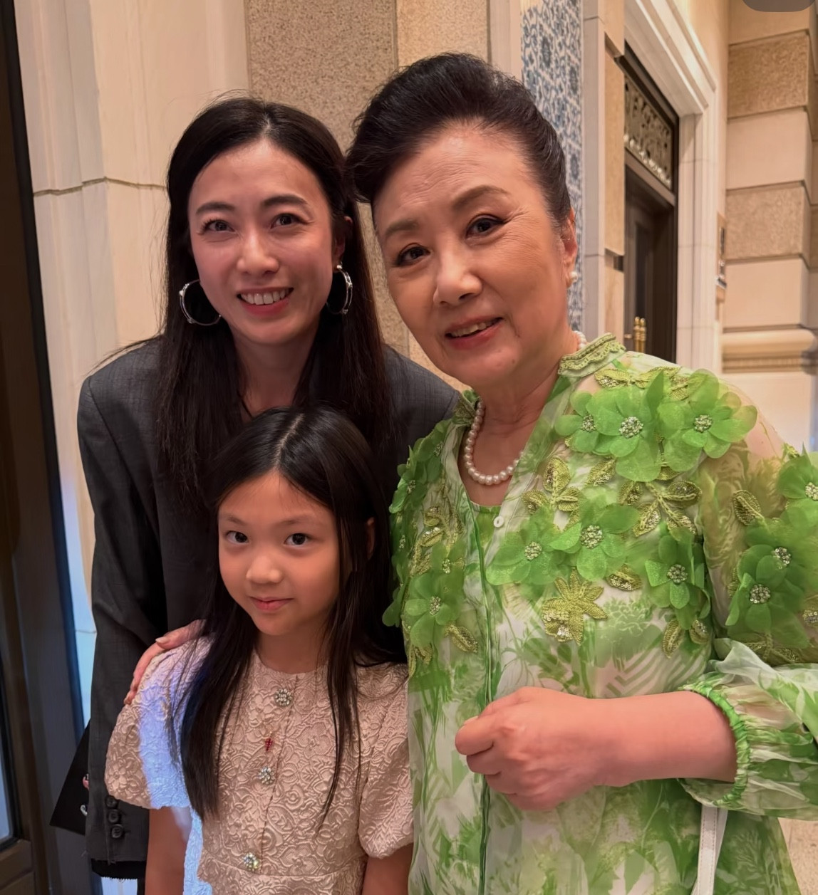 汪明荃晒何猷君奚梦瑶的答谢宴合影！去了很多豪门明星，甘比和女儿，谢玲玲，霍汶希都去了。汪明荃晒出参加