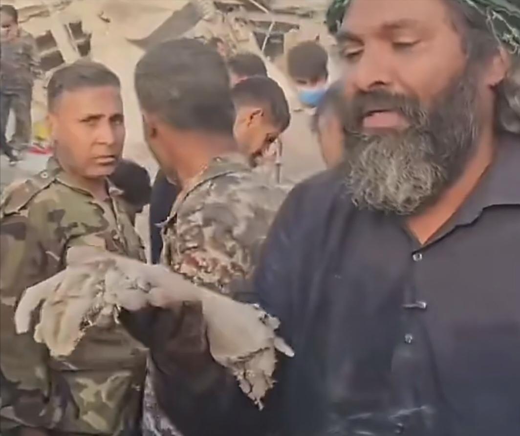 近日一名伊朗男子，举着遇害女孩的断手，向记者哽咽着哭诉：“这只手的主人不过六七岁