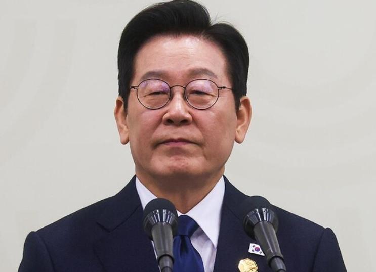 金正恩被警告了，李在明隔空喊话朝鲜！ 4月27日，韩国总统李在明在纪念《板门