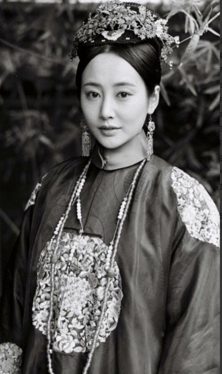 1766年，令妃才刚生完孩子，乾隆就想要宠幸她，令妃无奈只能强撑着侍寝。10年之
