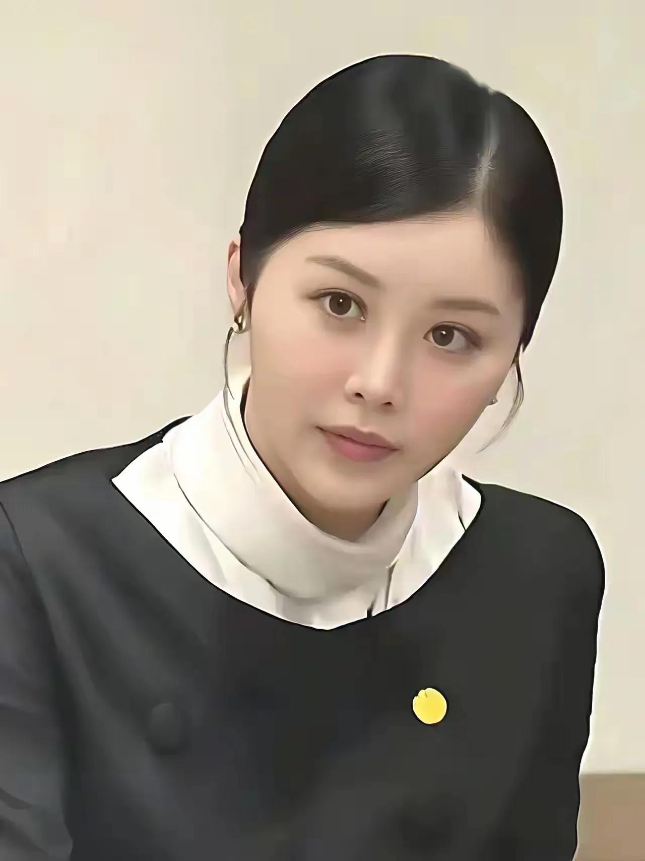 李在明身边的女翻译赵周妍因高颜值和扎实的翻译功底火了，走红网络。赵周妍毕业于韩