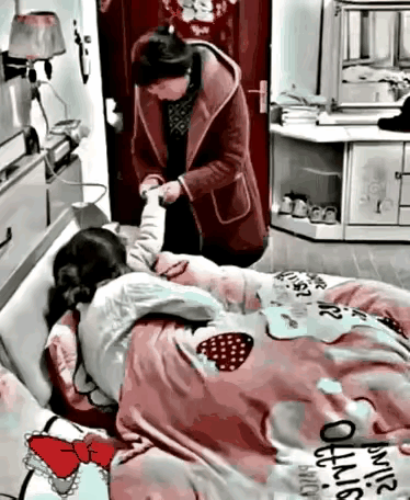 配合默契，一家子其乐融融。