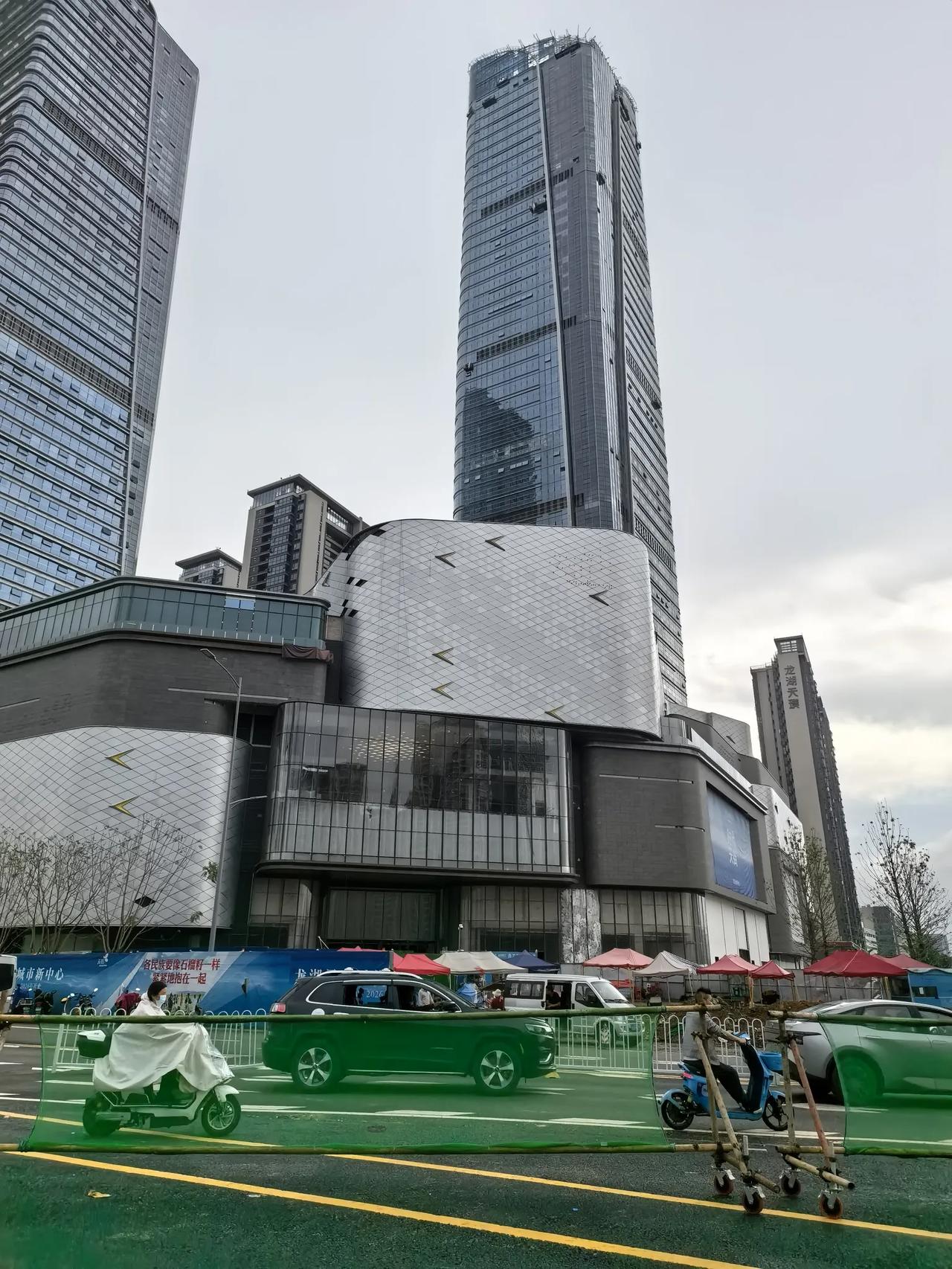 就在今天早些时候，龙湖官宣了昆明的龙湖时代天街将会在2026年9月25日盛大开业
