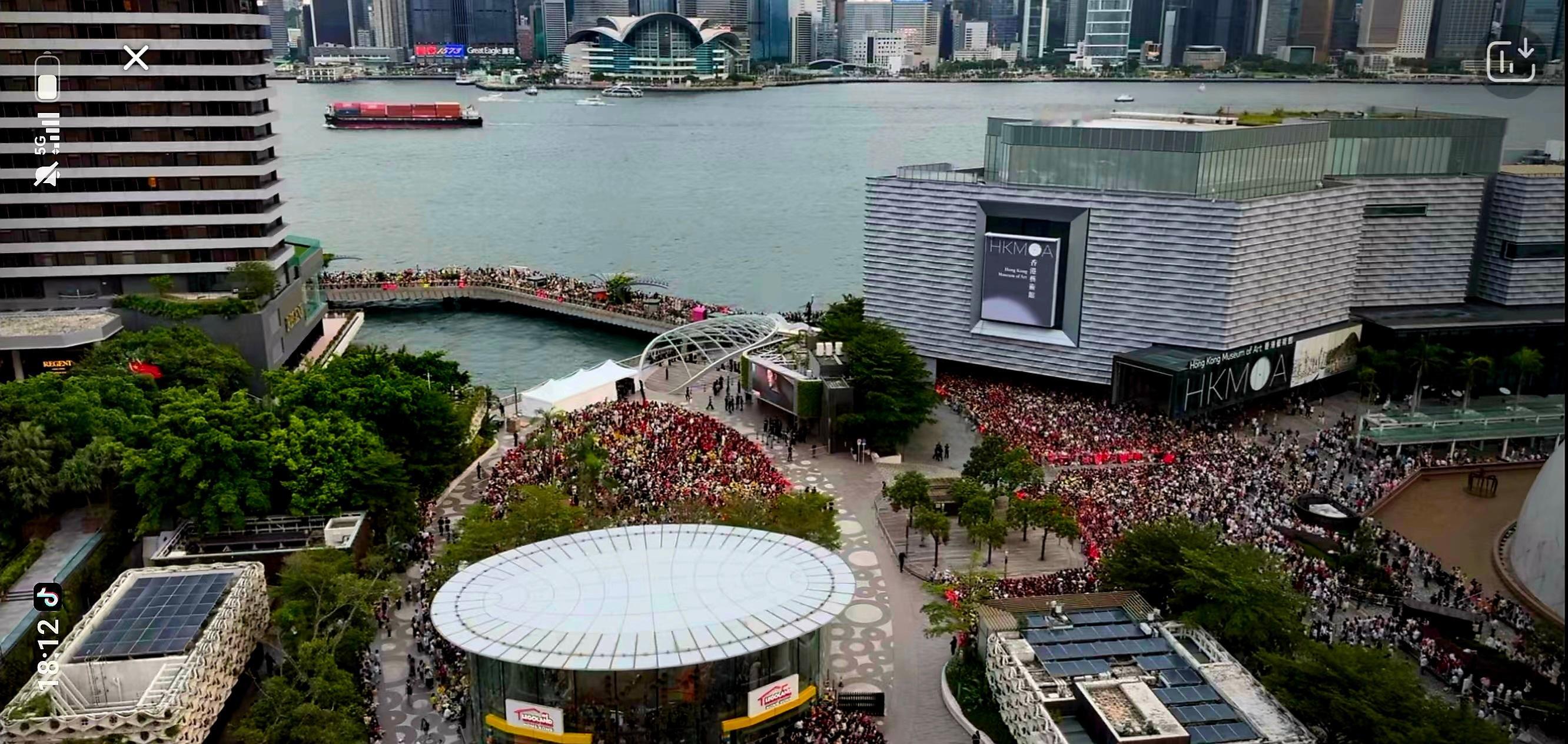 肖战人山人海，人潮汹涌的爱意！肖战线下红海好震撼肖战香港人气肖战香港线下活动肖