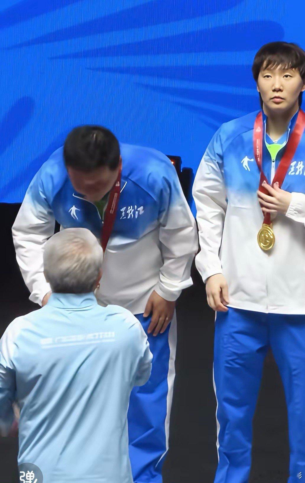 说实在的，看到王曼昱颁奖时那无奈的眼神，是真挺让人心疼的！全运会上她明明拿了女单