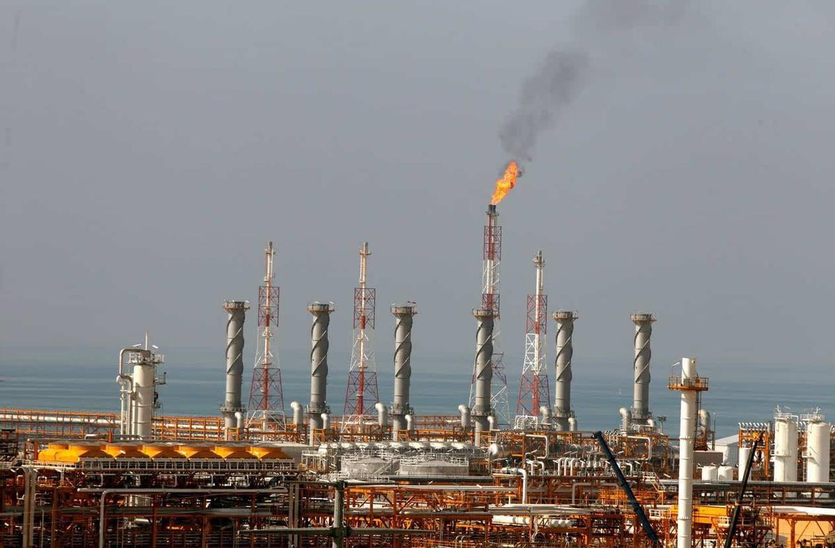 伊朗真正的危险在哪呢？油价继续下跌。伊朗经济高度依赖石油出口，占财政收入大头。