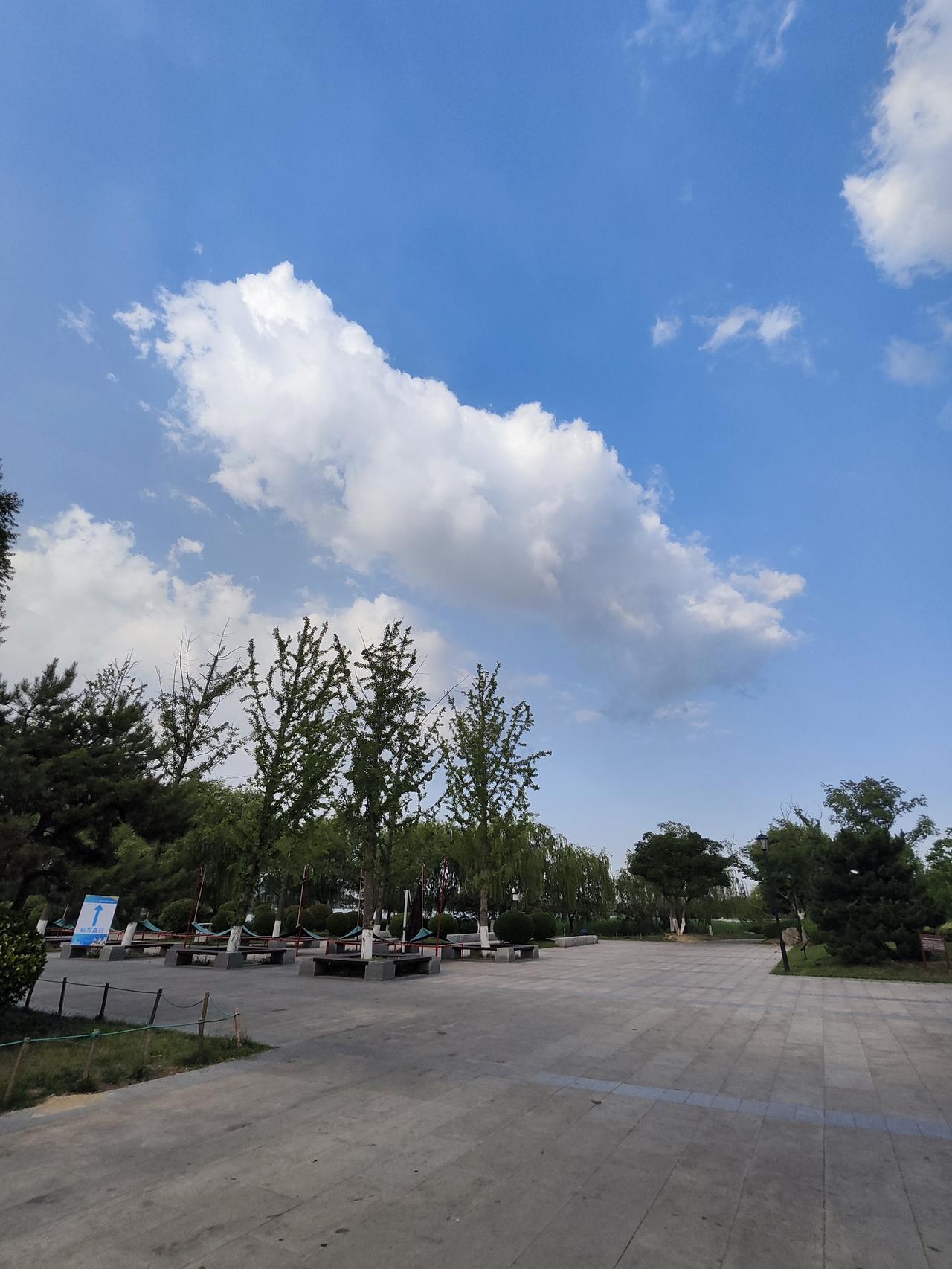 蓝天白云绿树成荫济南华山湖游玩的好地方