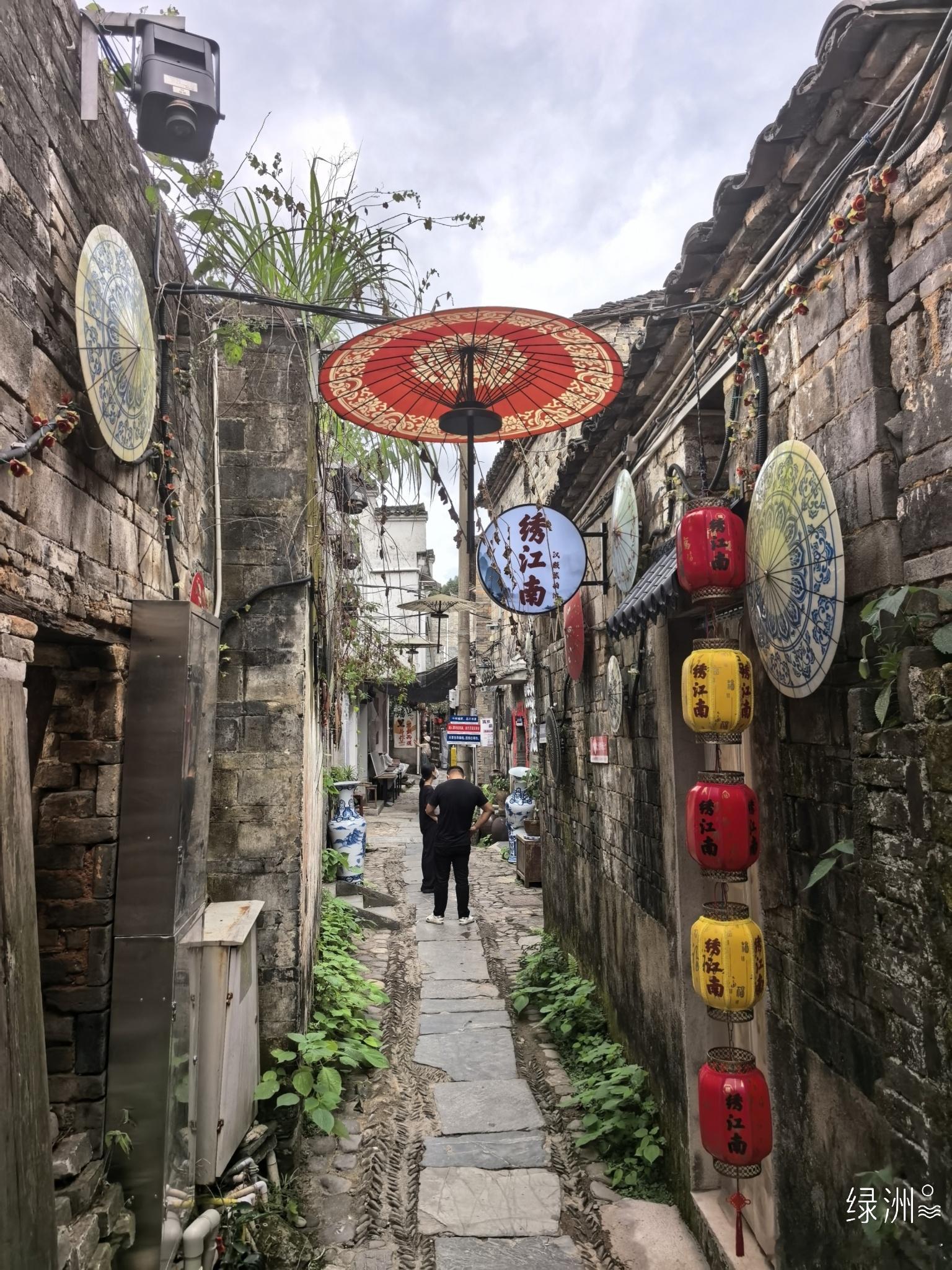 旅行天下瑶里古镇诗文/王纪云（新韵）古镇见识丰，难得质朴容。天然交易境，自显特殊风。瑶里多瓷器，街中