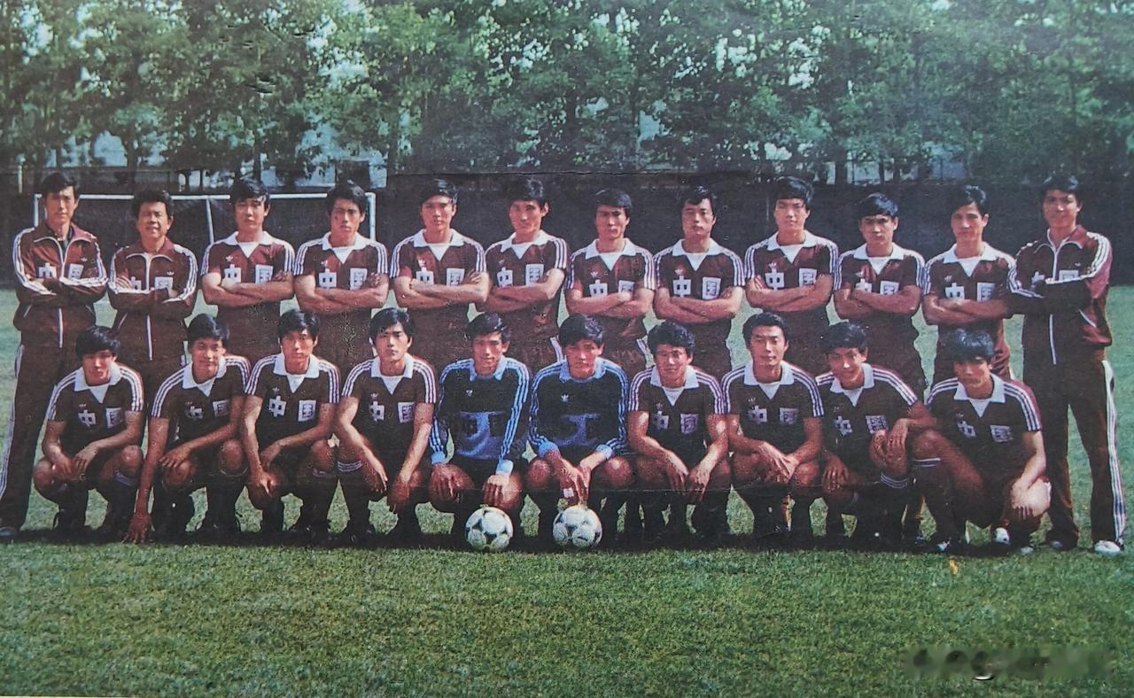 还记得这张国足合影么？曾雪麟在1983年执教国足时，第一期的国足为18名人，分别