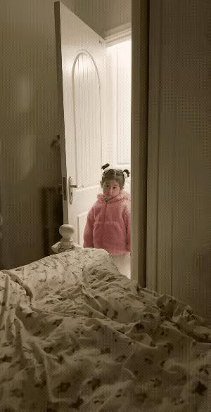 妈妈让女儿洗碗，说干一天给十块。小姑娘连刷五天碗，第五天夜里十二点，她光着脚站