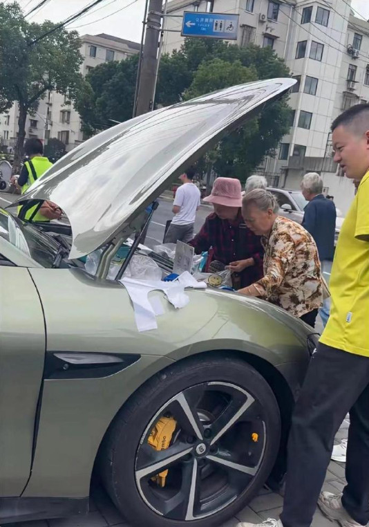 头一次见用这车摆地摊的，远处看以为卖的袜子，准备买几双，走近一看傻眼了！