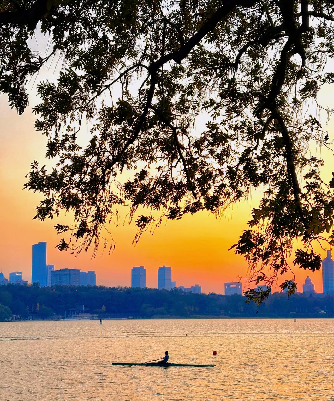 人到中年做自己，不解释，不证明，不反驳懂我的人，自然会懂，无需解释不懂的