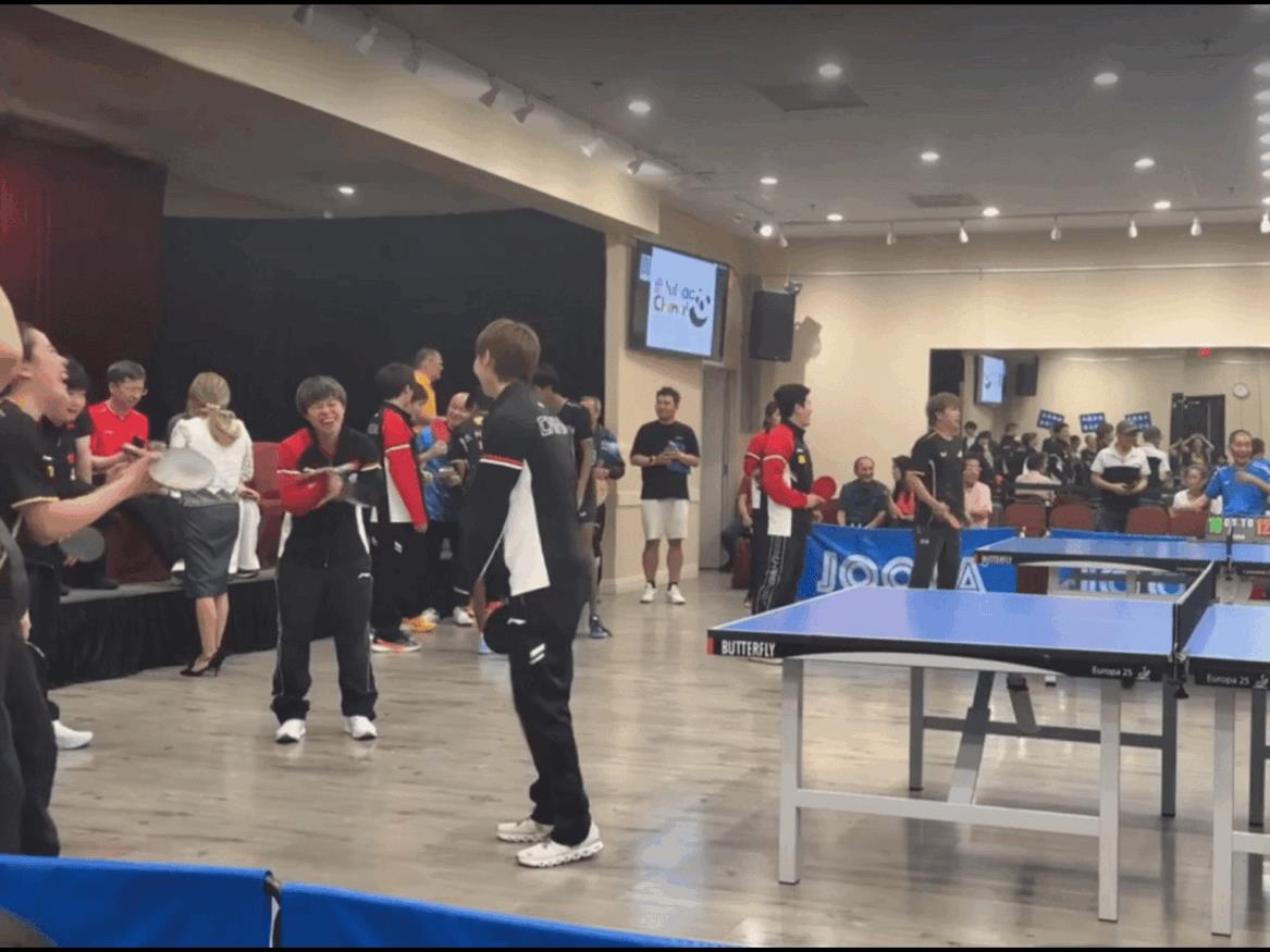王曼昱学许昕背后击球失败，逗乐旁边的孙颖莎、王艺迪、何卓佳等人，莎莎直接笑弯腰，