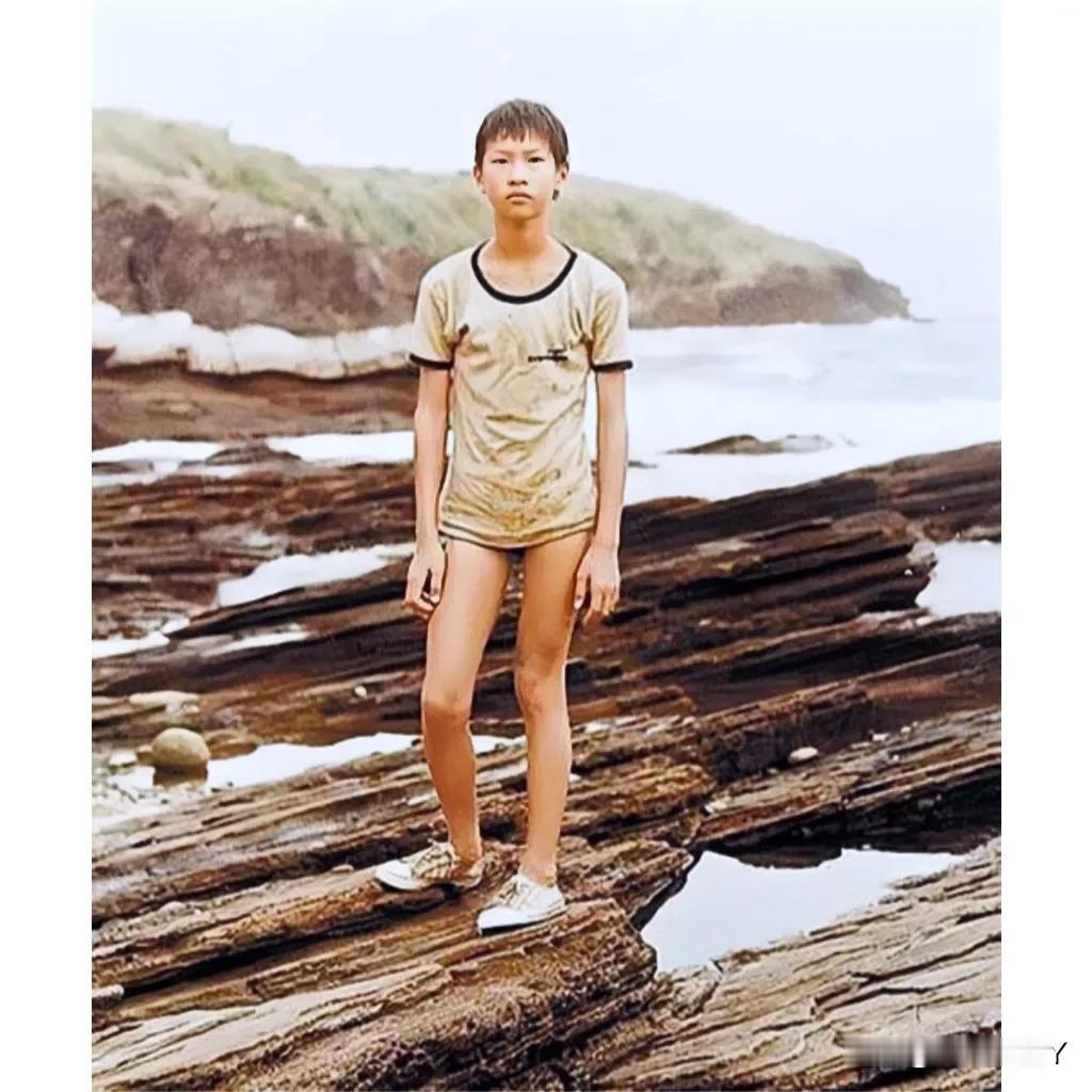 1976年，一位12岁的小男孩在海边游玩时的留影旧照，谁都不曾想到，照片中这位看