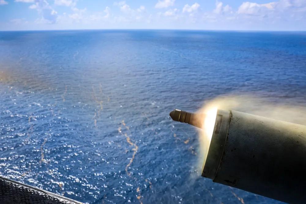 美军在委内瑞拉周边海域的两栖攻击舰“硫磺岛”号(LHD7)进行实弹射击演练。美