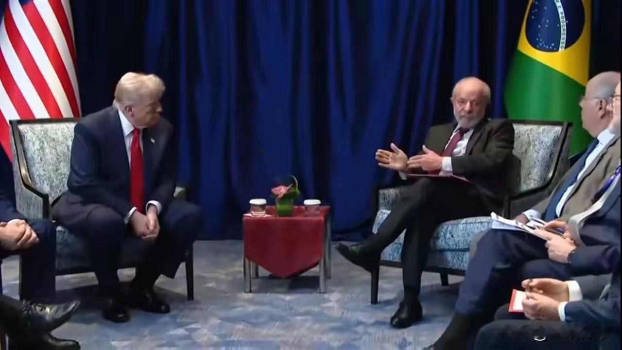 看特朗普这个坐姿，再看看巴西总统卢拉的二郎腿！给人感觉特朗普好紧张啊。身体前倾双