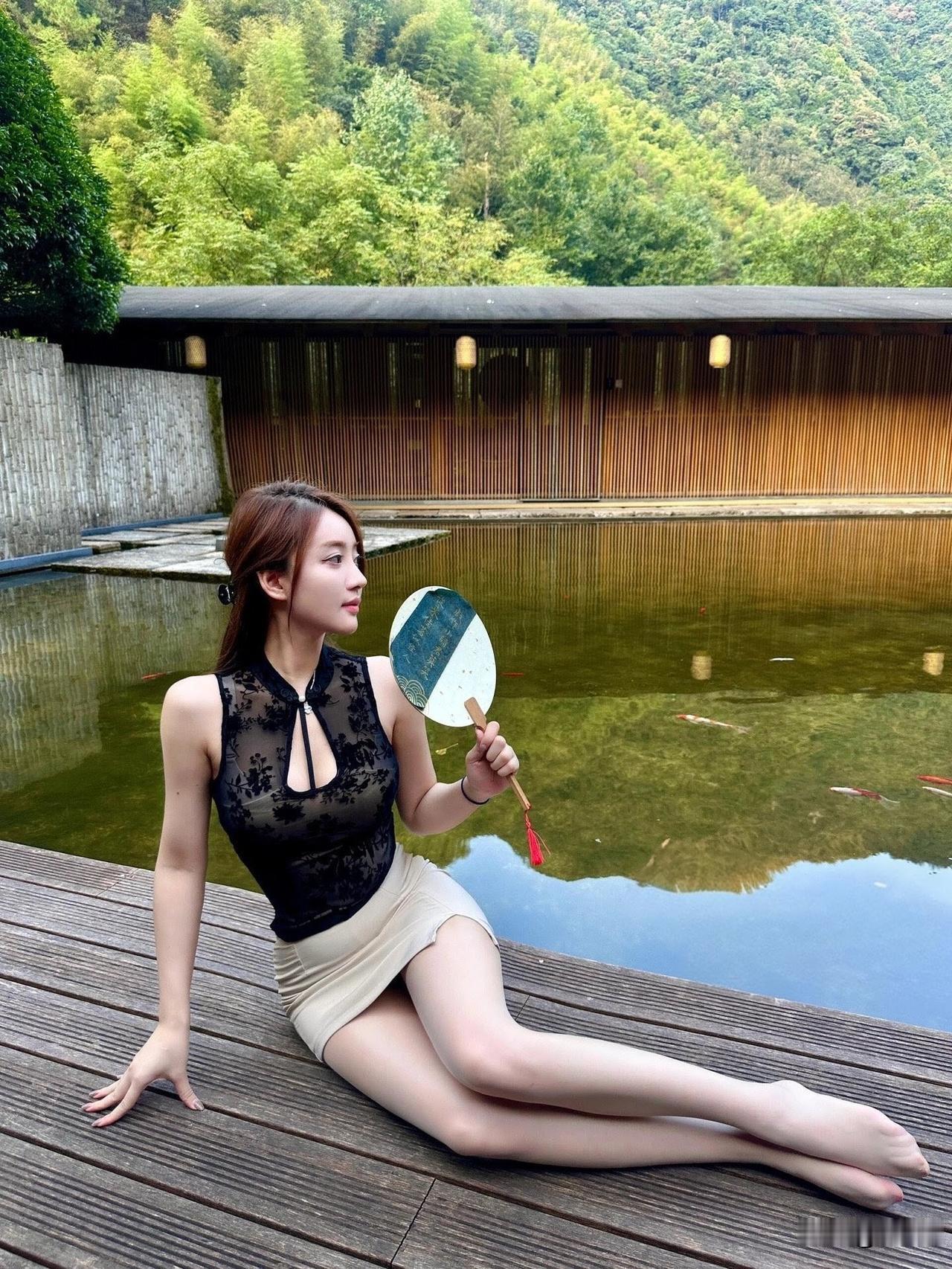 南方风景很美，第一次穿黑旗袍