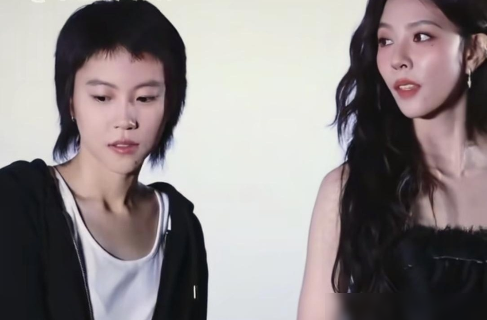 窦靖童牵着宋妍霏的手遛狗，王菲就在旁边看演出，愣是一句话没说。音乐节现场镜头扫过去，王菲下意识躲了一