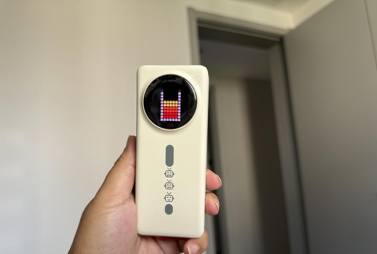 现在充电宝的花样越来越多了，比如朋友刚送我的这块充电宝，自带屏幕，还有挂绳。屏幕