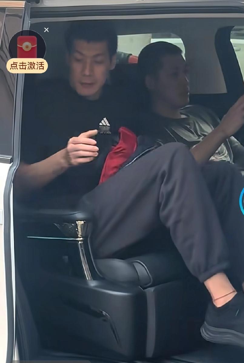 任骏飞回宏远俱乐部，陪同的是任骏威，大家别混淆行吗？任骏飞上赛季是宏远助教，