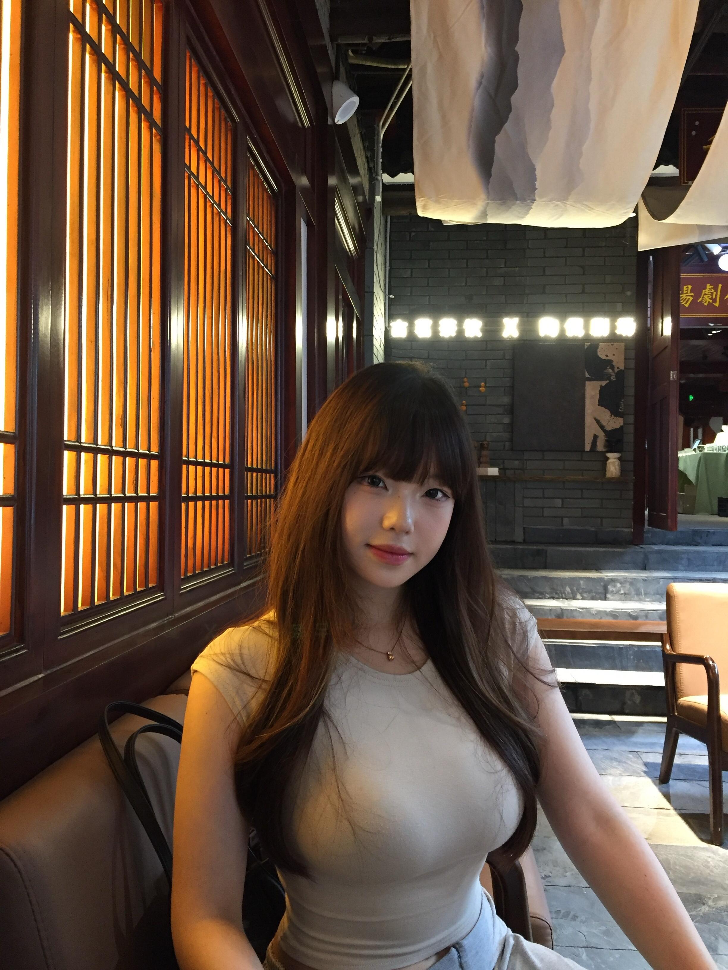 刚刚剪完刘海就来喝茶。