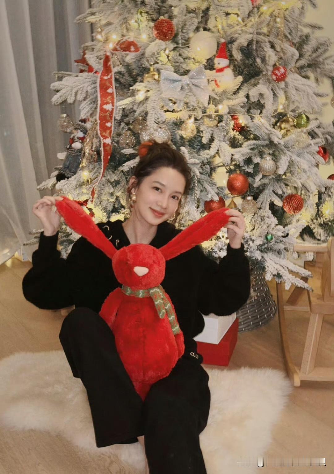 普通人不让过洋节，明星好像依然很喜欢。今年圣诞节，娱乐圈依然有一堆女明星发了