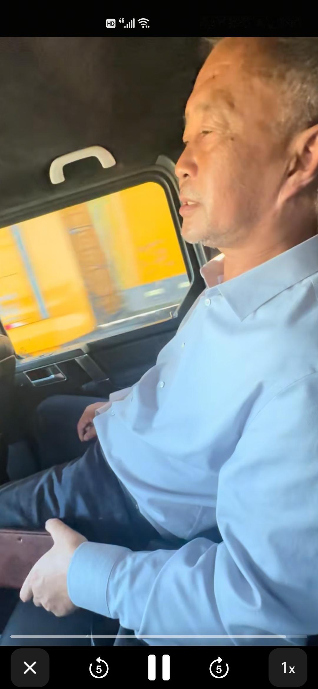 11月21日，博学流浪汉沈巍从福建返回上海的车上，滔滔不绝，甚至唱起了沪剧，并告