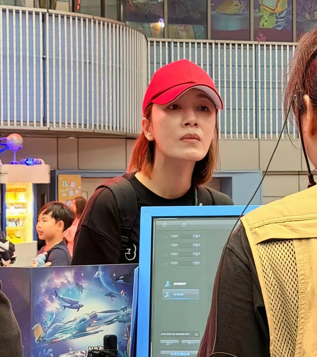 47岁杨怡和老公罗子溢带一对子女在珠海长隆乐园游玩，她的穿衣打扮时尚有型，她现实