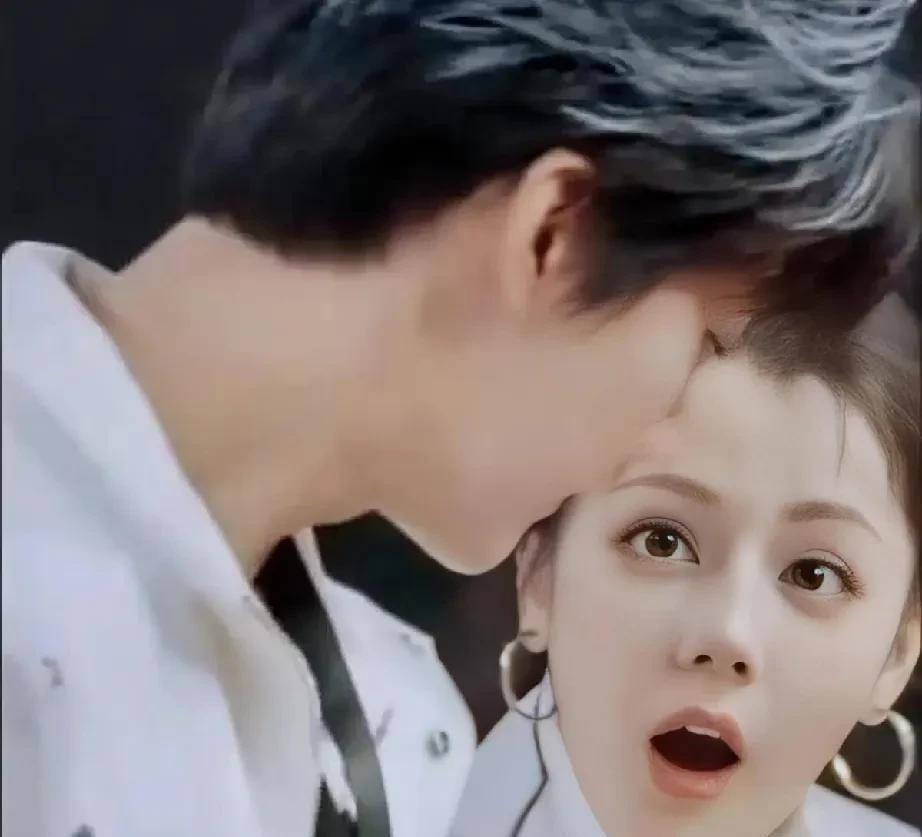 周柯宇与迪丽热巴的友情互动再次引发关注，他们之间发生了什么趣事？近日，网络上流