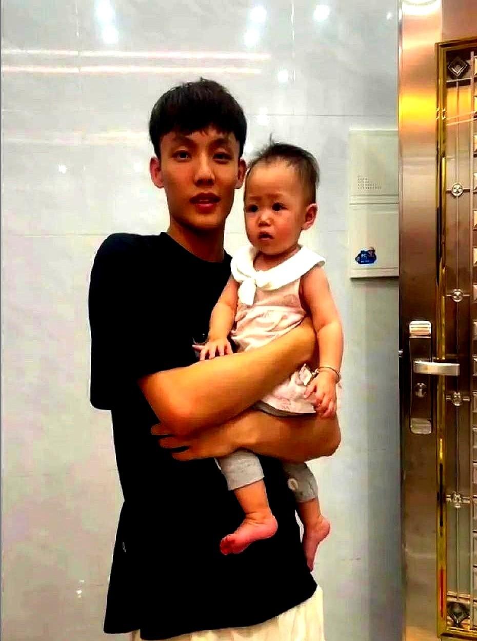 管你什么冠军后卫，什么当红国手。回到家，你都得老老实实坐上饭桌，吃一口妈做的