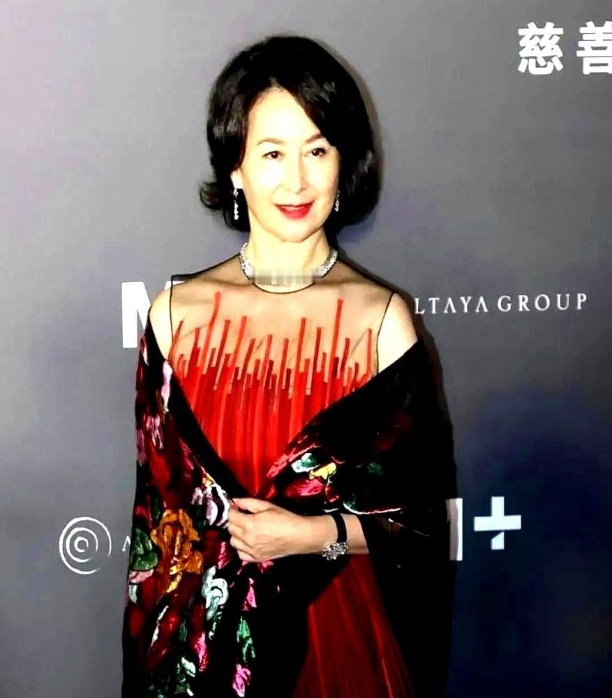 何超琼一个抬手，三太陈婉珍3秒就从C位让开了。全程没一句废话。姐姐顺势补位，