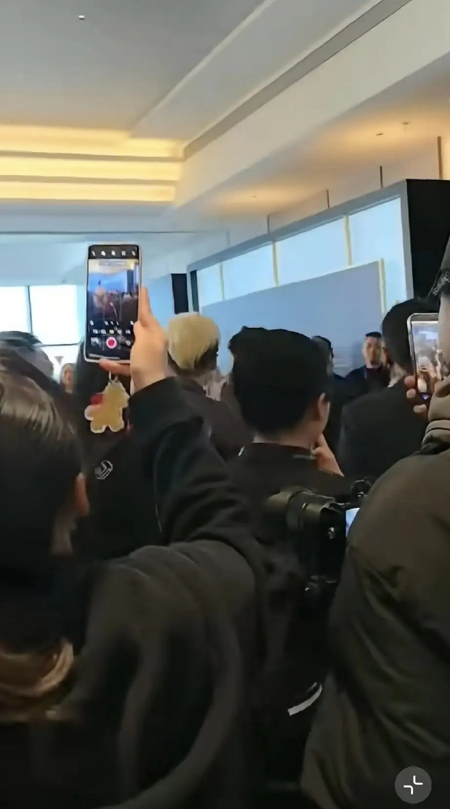 谢霆锋新造型出现，竟然染了黄毛，一脸疲惫！他现身福建泉州的黑珍珠餐厅参加活动，竟