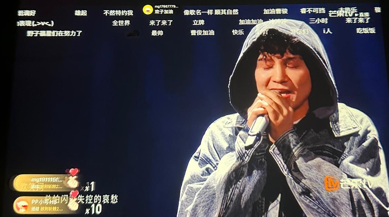 余文乐、艾热、王以太这一组，把全场唱服了。三个人像一台调试到最佳状态的机器，说