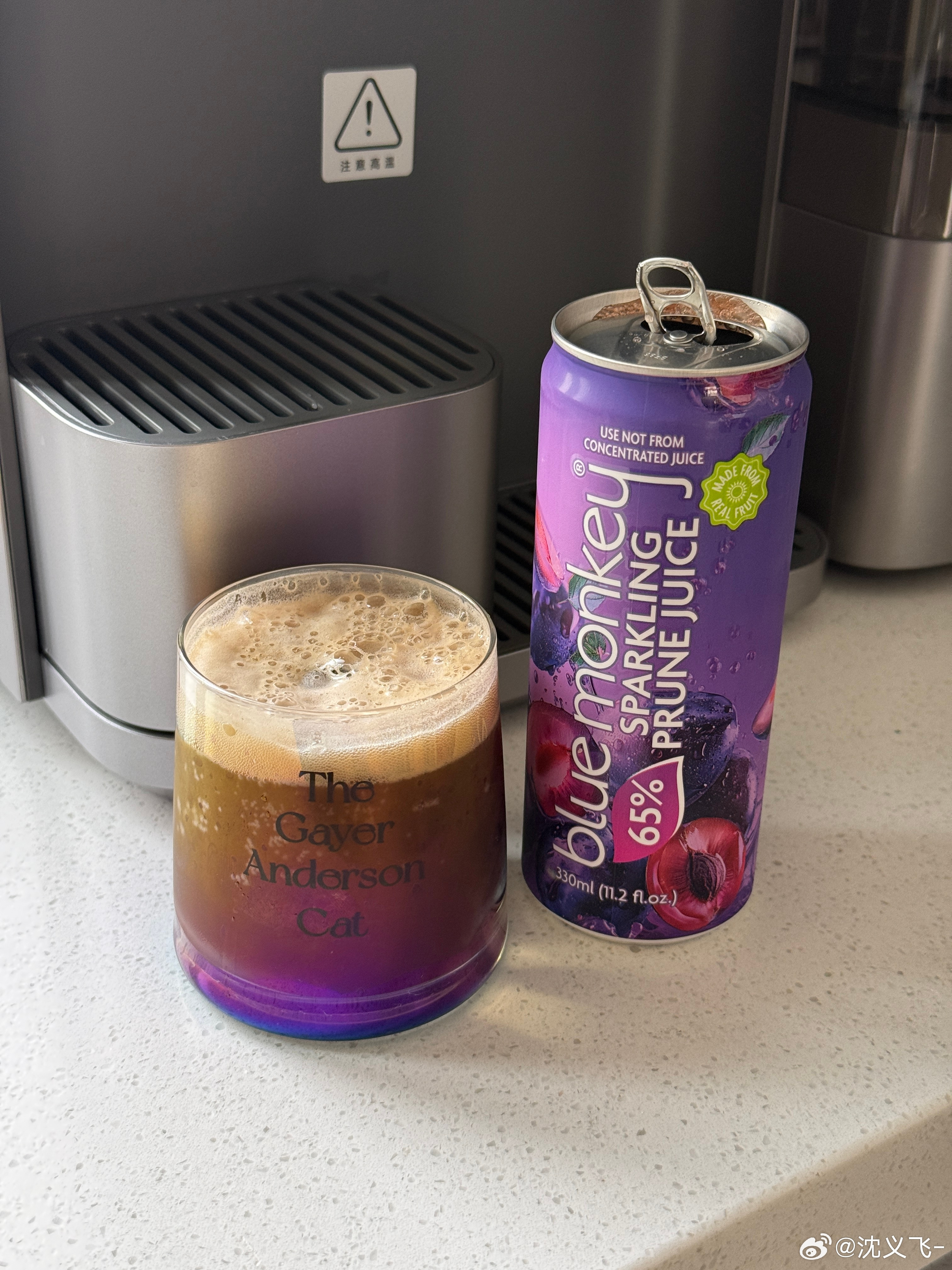 成本不足5元，比十几块的瑞幸好喝多了。雀巢浓缩咖啡液+冰+山姆的西梅气泡水，正常