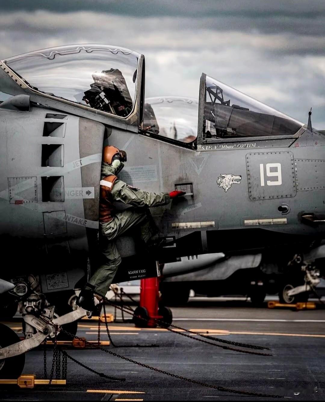 AV-8B“鹞II”攻击机，是美军陆战队的标志性装备！它能垂直起降，无需长跑道，