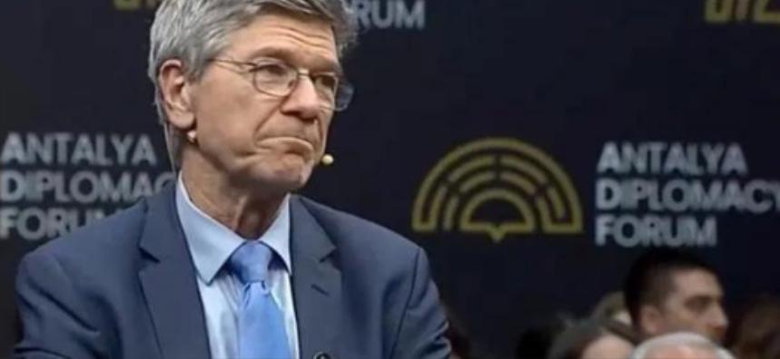 美国被中国再度拒绝了杰弗里·萨克斯最近讲了一句挺扎心的大实话：中国不跟我们玩