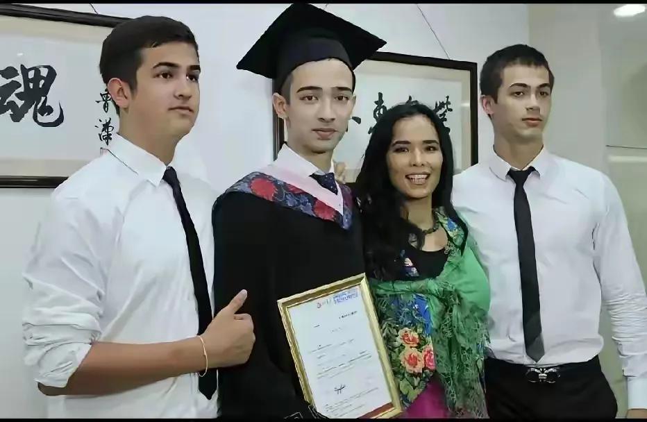 虎母无犬子，恭喜歌手韦唯三个混血儿子一米九几如今都是行业精英歌手韦唯最近和三