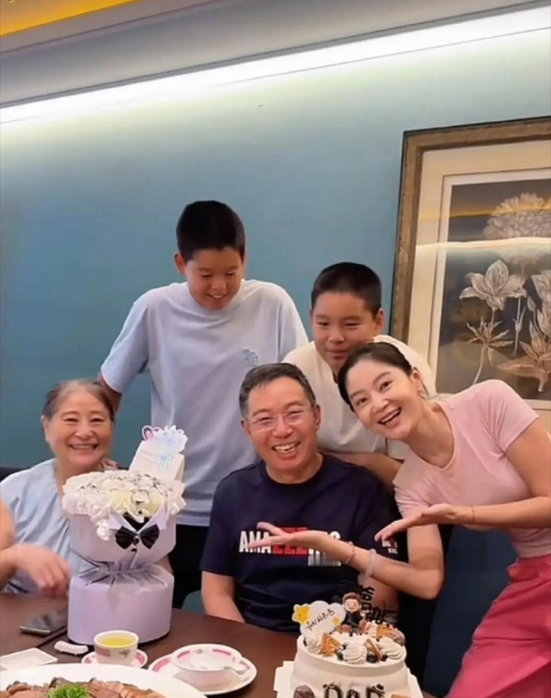 王媛可为老公王雨庆生，双胞胎儿子长得壮实，一家子看起来好幸福！