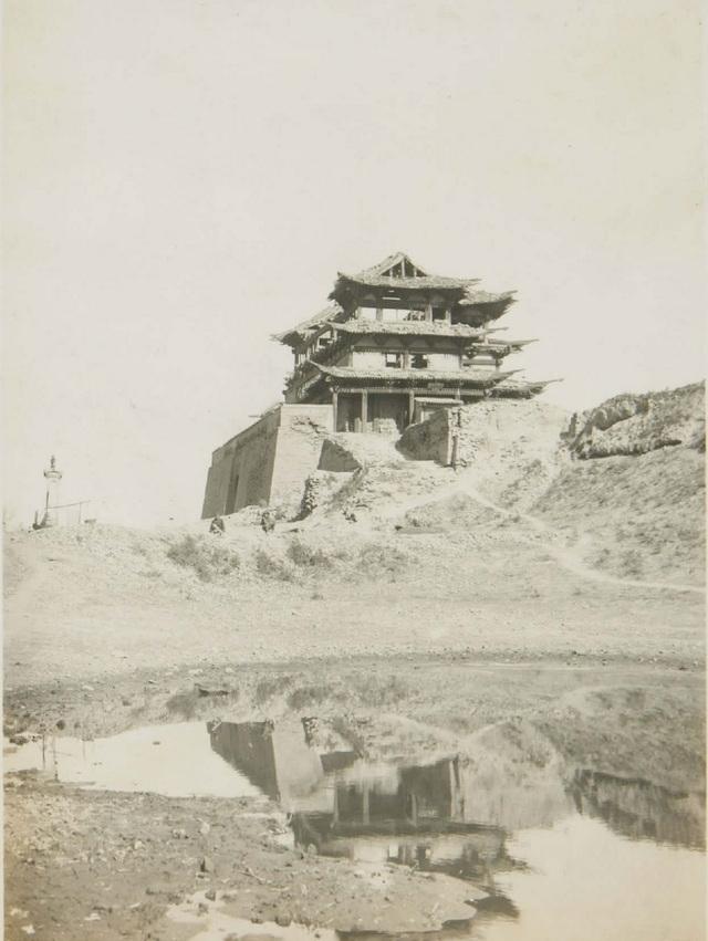 1930年，日本间谍岛崎役治拍摄的山西大同。1.和阳门城楼，2.大同鼓楼（永泰