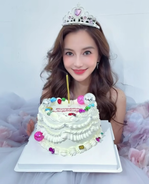 原来过生日也那么美杨颖太漂亮了，说实话这个时候我希望黄晓明出现给她过生日，杨颖