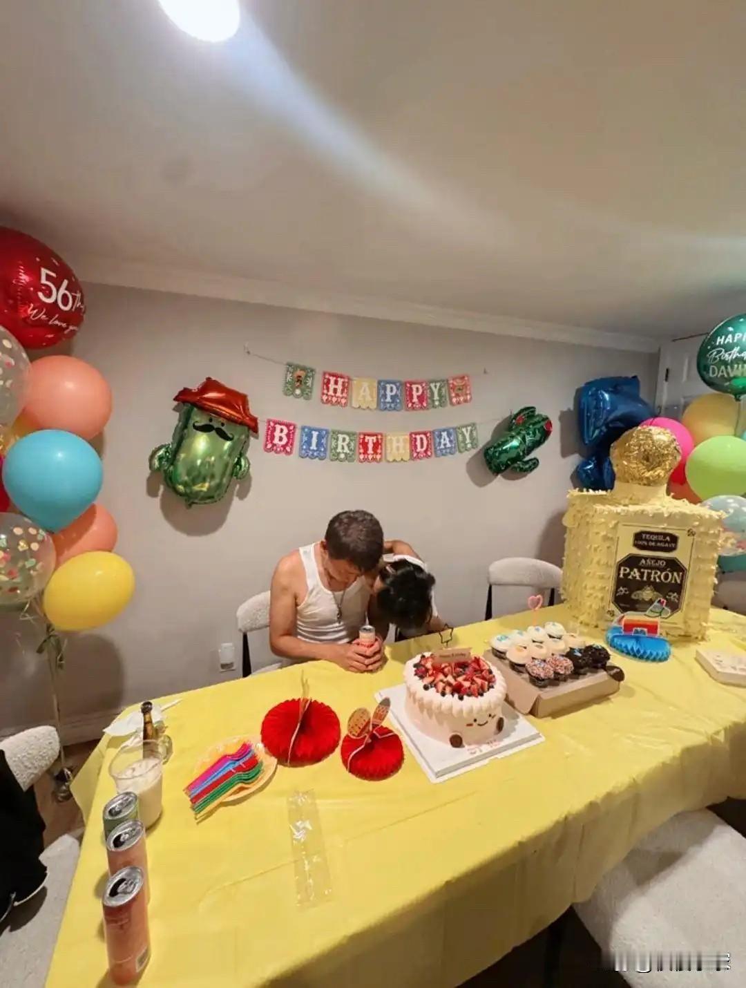 陶喆和家人庆祝56岁生日，老婆江佩蓉穿着小短裙，身材和皮肤超好！[玫瑰]