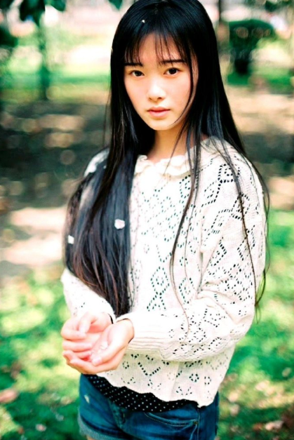 鞠婧祎出道前的照片，学生时代应该是很多男孩子喜欢的类型吧，以前是普通人里的美女，