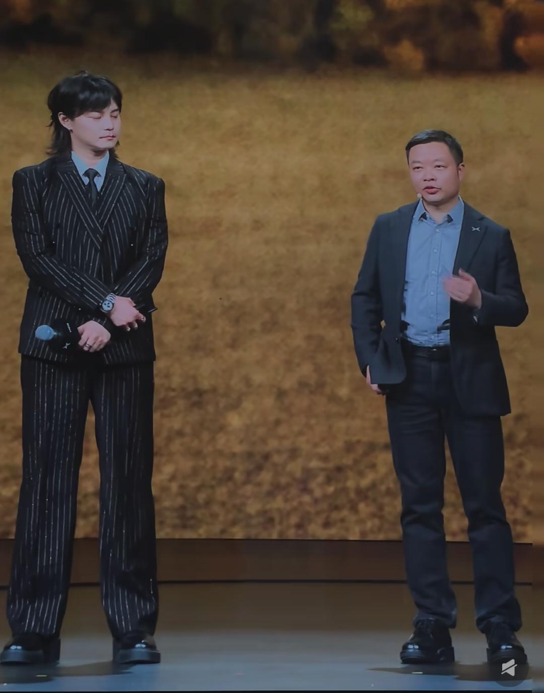 老板本来以为自己穿个增高平衡一下..结果尹正也穿了！！尹正也是不懂事，穿就穿呗