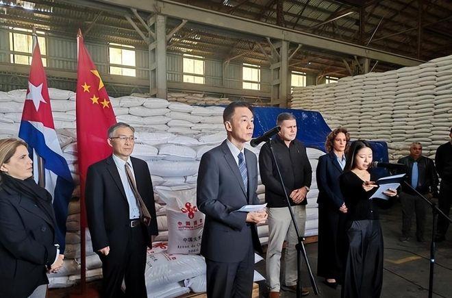 美国封锁古巴，中国来了，美国却无话可说！哈瓦那港，离美国佛罗里达90英里。