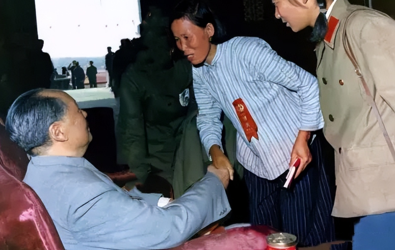 女性农民代表与毛主席握手的一幕，主席表情慈祥在六十年代的珍贵影像中，毛主席在