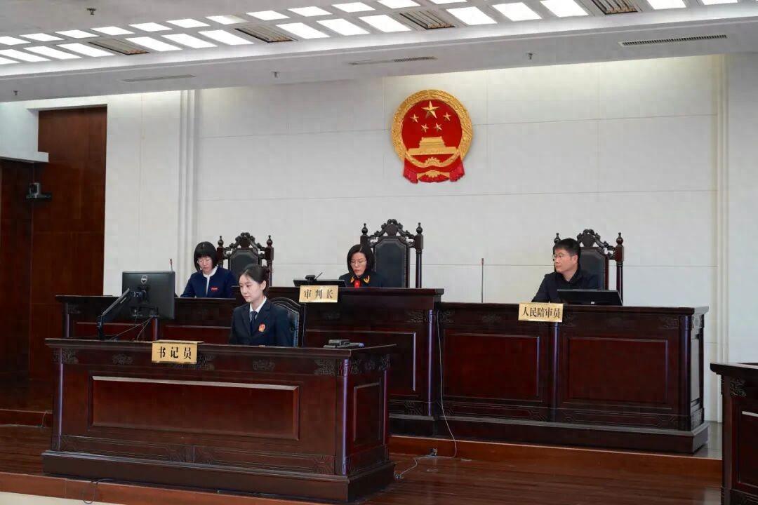 “电视剧都演不出！”北京，几名醉酒的乘客坐上了违规的私家车，等红灯的时候，一名乘