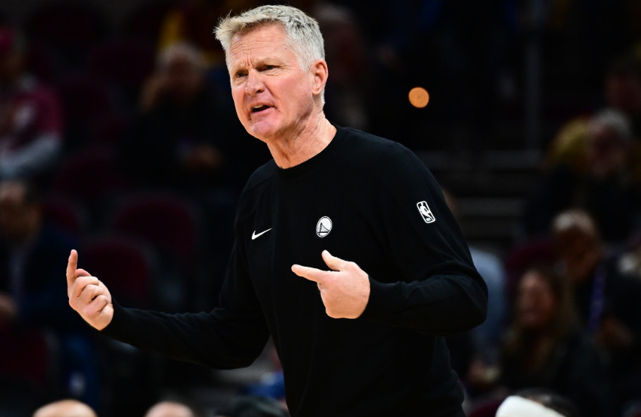 昨天，勇士131-136不敌开拓者。赛后，勇士主帅科尔接受媒体采访。谈到失利，科